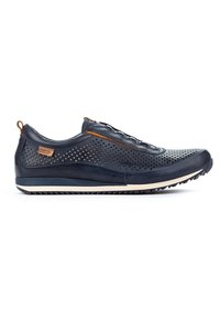 Scarpa da ginnastica perforata blu navy con tomaia in pelle testurizzata, accenti in contrasto color nocciola e suola in gomma resistente progettata per la trazione.