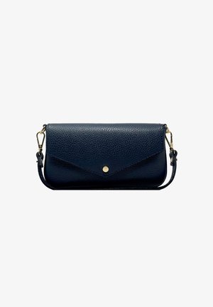 Clutch in pelle blu navy con finitura testurizzata, chiusura a pulsante dorato e tracolla staccabile per maggiore versatilità. Design semplice ed elegante.