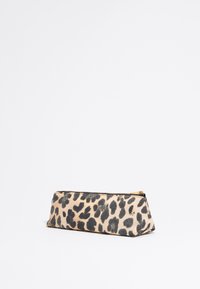 Kozmetická taška v leopardom vzore, s trojuholníkovým tvarom, vyrobená z látky. Disponuje zlatým zipsom a hladkým povrchom.