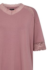 Pink kortærmet top med V-hals og blonder på skuldre og ærmer. Blødt stof med en glat tekstur og delikate blomstrede blonde detaljer.