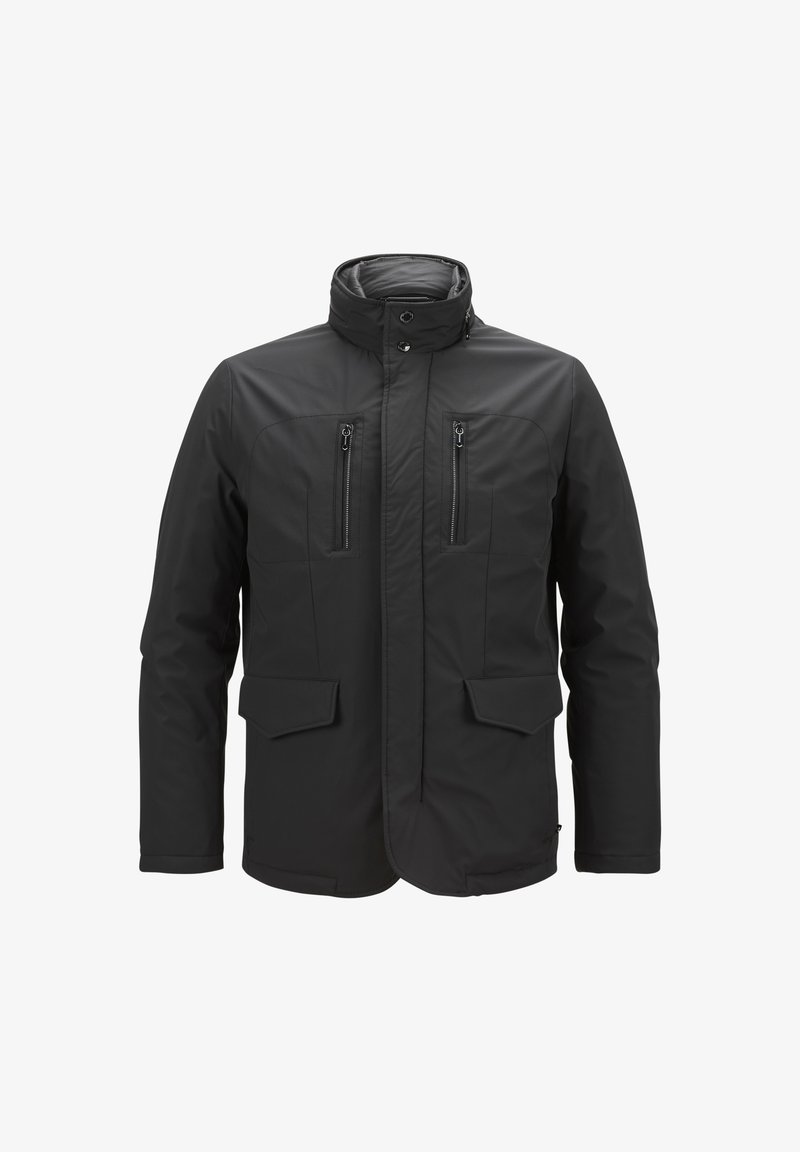 Schwarze wasserdichte Jacke mit hohem Kragen, zwei mit Reißverschluss versehenen Brusttaschen und zwei großen frontalen Taschen. Glatte, matte Textur.