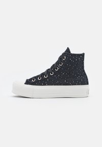 Högsneakers i marinblått med en fläckig textur, vit gummisula och svarta snören. Har metallic öglor och en klassisk tåcap-design.