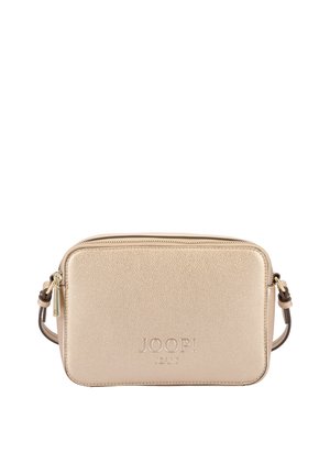 Bež pravokotna torbica čez ramo z teksturirano površino, zlatim zadrgo, nastavljivim trakom in reliefnim logotipom "JOOP! JEANS" na sprednji strani.