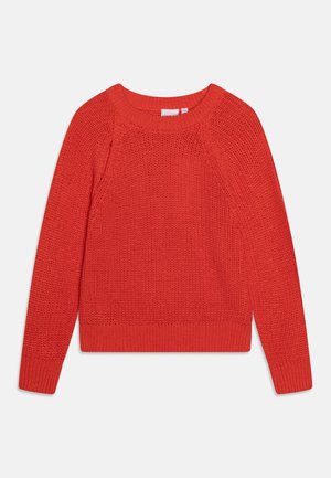 Czerwony sweter dziany z długimi rękawami i okrągłym dekoltem, z teksturowanym wzorem waflowym i ściągaczami na mankietach i dole.