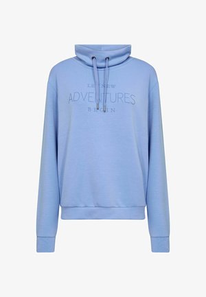 Svjetloplava dukserica s kapuljačom, vezicama i uvučenim natpisom "NEKA NOVE AVANTURE POČNU." Dugi rukavi i opušteni kroj.