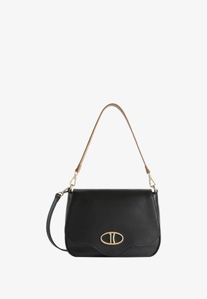 Borsa a mano in pelle nera con patta curva, hardware ovale dorato e tracolla staccabile color marrone chiaro. Texture liscia con forma strutturata.