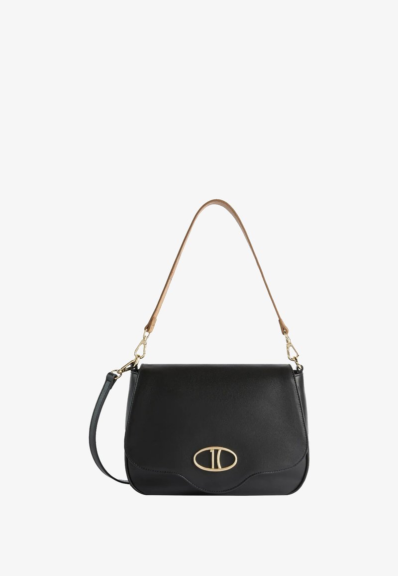 Borsa a mano in pelle nera con patta curva, hardware ovale dorato e tracolla staccabile color marrone chiaro. Texture liscia con forma strutturata.