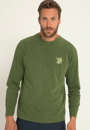Lange mouwen shirt van olijfgroen katoen met een ronde halslijn en een kleine schedelafbeelding in lichtgroen op de borst. Fijne textuur.