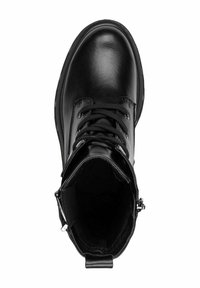 Bottine en cuir noir avec bout rond, à lacets à l'avant et col matelassé. Présente une texture lisse et des détails de couture subtils.