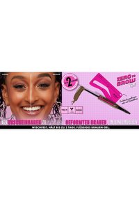 Sourcils d'une femme souriante montrés avant et après l'application du gel NYX Zero to Brow, avec le produit, l'applicateur et un pochoir à sourcils rose.