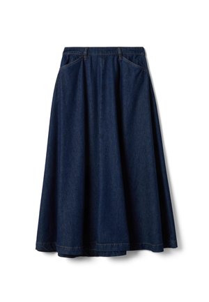 Falda en línea A de mezclilla azul oscuro con bolsillos delanteros, presillas para cinturón y dobladillo de longitud media.