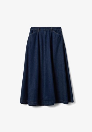 Falda en línea A de mezclilla azul oscuro con bolsillos delanteros, presillas para cinturón y dobladillo de longitud media.