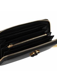 Zwarte leren portemonnee met gouden ritssluiting, meerdere kaartvakken, een groot vak en een muntvak met ritssluiting.