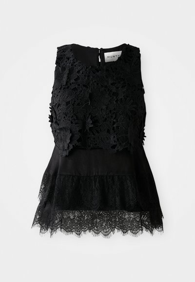 Mustata ilma varrukatega särk, millel on keeruline lilleline pitsist kattekiht, istuv kehaosa ja kihiline pitsäär. Peidetud tagane tõmblukk.