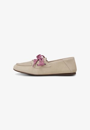 Beige suède loafer met roze lintveters en lage bruine zool, zijaanzicht op witte achtergrond.