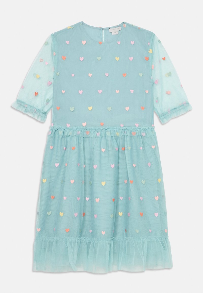 Ανοιχτό μπλε φόρεμα με κοντά φουσκωτά μανίκια, ραντεβού στο τελείωμα, και διάσπαρτα πολύχρωμα κεντήματα σε σχήμα καρδιάς σε όλη την επιφάνεια.