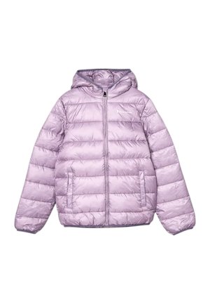 Giacca imbottita con cappuccio di colore lilla chiaro, trapuntatura orizzontale, zip frontale, due tasche laterali e piccolo logo sul petto.