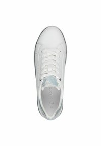 Sneaker bianco con tomaia in pelle liscia, punta rotonda e design con lacci. Presenta un accento trasparente sui lati e dettagli sottili del logo.