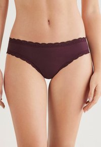 Bordeaux katoenen slip met kant aan de tailleband en de beenopeningen. Zachte textuur met een klassieke snit voor comfort.