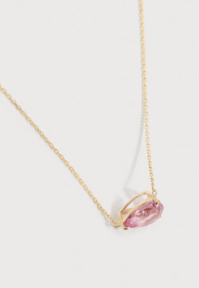 Λεπτή χρυσή αλυσίδα με ένα μοναδικό οριζόντιο ροζ πολύτιμο λίθο, τοποθετημένο σε χρυσό πλαίσιο πάνω σε λευκό φόντο.