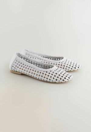 Baltos nertos baleto bateliai su raštuotu dizainu, apvalia nosimi ir mažu kulnu. Lygios kulkšnies apyrankės ir orui pralaidus audinys.