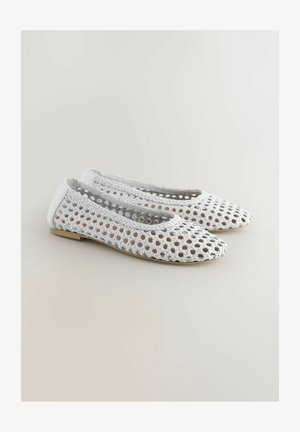 Baltas aušanas baleta kurpes ar rakstainu dizainu, kurām ir noapaļota purngala forma un zems papēdis. Gluda potītes apdare un elpojoša tekstūra.