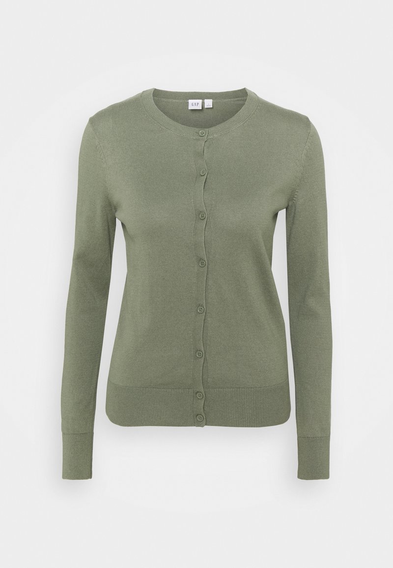 Cardigan vert olive en tissu tricoté doux, avec un col rond, des manches longues et une fermeture à boutons sur le devant. Ourlets côtelés en accent.