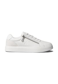 Zapatilla blanca de cuero de corte bajo con cremallera lateral, cordones, logotipo en relieve "cK" y suela de goma.