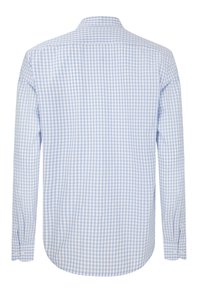 Camisa de manga larga a cuadros en azul claro y blanco con un cuello clásico y puños abotonados. Presenta un dobladillo curvado y una textura de algodón suave.