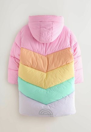 Gestepptes Jäckchen mit Kapuze und Chevron-Design in Pastellfarben: Rosa, Pfirsich, Gelb, mintgrün und Lavendel, mit einem dezenten Regenbogenelement.