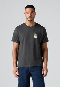 Tricou gri din bumbac cu mâneci scurte, având un design cu cactus și eticheta "Levi's" pe partea stângă a pieptului. Design clasic cu gât rotund.