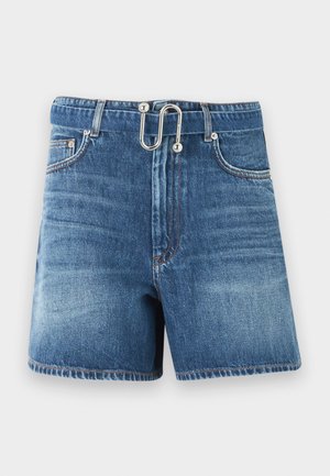 Pantalones cortos de mezclilla azul con bolsillos delanteros y un cierre único de metal plateado que reemplaza el botón tradicional.