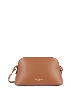 Petit sac bandoulière en cuir marron texturé avec fermeture éclair dorée et logo Lancaster Paris en lettres dorées sur le devant.