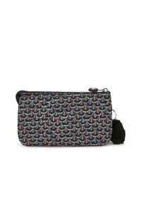 Funda con cremallera en tela oscura con un patrón repetido de escamas coloridas. Presenta un adorno de pompón negro y herrajes metálicos.