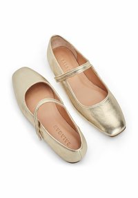 Aukso odinės balerinų bateliai su kvadratiniu pirštu ir kulkšnies juostele. Lygi tekstūra su smėlio spalvos vidumi, su prekės ženklu ant pado.