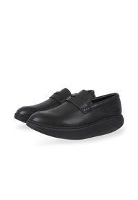 Zapatos negros de cuero sin cordones con un cuello acolchado, suela de goma plana y un diseño simple. Presentan una textura suave y un detalle mínimo.