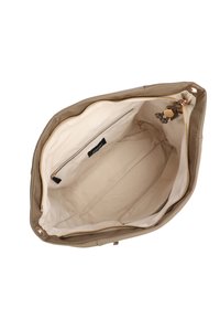 Borsa beige con cerniera dorata aperta che mostra l'interno in tessuto beige, tasca interna con cerniera e un'etichetta nera all'interno.