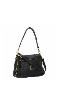 Borsa a mano in pelle nera con accenti borchiati, chiusura con zip e tracolla regolabile. Presenta una finitura testurizzata e hardware in tonalità oro.