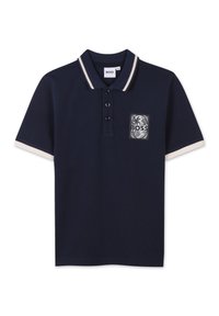 Marineblauwe polo met een twee-knoopsluiting, contrasterende crèmekleurige kraag en mouwafwerkingen, en een logo-opdruk op de linkerborst.