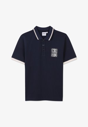Marineblauwe polo met een twee-knoopsluiting, contrasterende crèmekleurige kraag en mouwafwerkingen, en een logo-opdruk op de linkerborst.