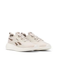 Zapatillas deportivas beige con una parte superior de malla texturizada, suela de goma y acentos marrones. Incluyen cordones, lengüeta acolchada y logotipo en la lengüeta.