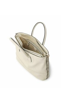 Sac fourre-tout en cuir blanc cassé avec une finition texturée, comportant deux compartiments intérieurs, une fermeture zippée et des accents en métal doré.