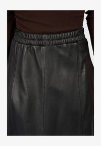 Sélectionné, black