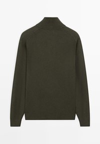 Maglione a coste verde scuro con maniche lunghe e collo alto finto, mostrato di spalle su uno sfondo semplice.