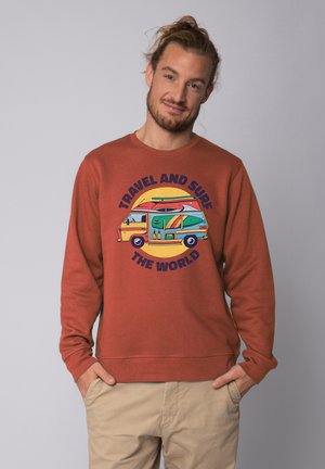 Roestkleurige sweatshirt van katoen, met een frontgraphic van een kleurrijke camper van met de tekst "REIS EN SURF DE WERELD."