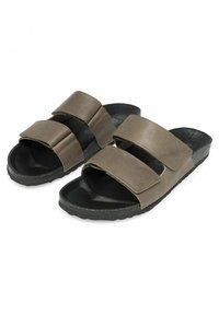 Sandales glissantes marron avec deux bandes Velcro ajustables, dessus en synthétique texturé et semelle en caoutchouc noir pour une meilleure adhérence et confort.