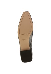 Chaussure femme en cuir noir avec une finition lisse, bout carré et petit talon carré. Semelle en caoutchouc noir texturée pour une bonne adhérence. Logo de la marque embossé.