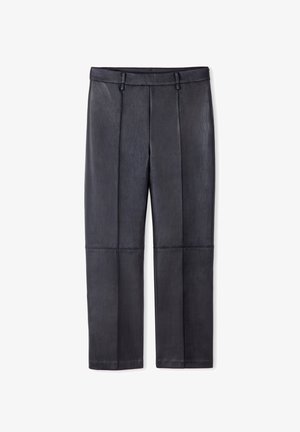 Pantaloni in pelle nera con una texture liscia, design strutturato con pieghe e una vestibilità su misura. Include passanti per la cintura e dettagli di cucitura precisi.
