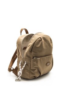 Mochila de tela color beige con forma redondeada, detalles en cuero, cierres de cremallera, bolsillo frontal y detalles de cordón blanco.