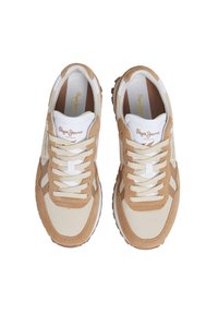 Beige in beli superge z zgornjim delom iz semiša in blaga, mehko oblogo na jeziku, teksturirano podplato in vrvasto vezanje. Logo "Pepe Jeans" v zlati barvi.